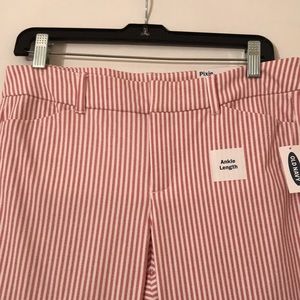 Women’s Old Navy Mid-rise Pixie pants in Size 8 NWT